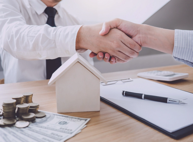 client investing to real estate shaking hands with appraiser tucson az